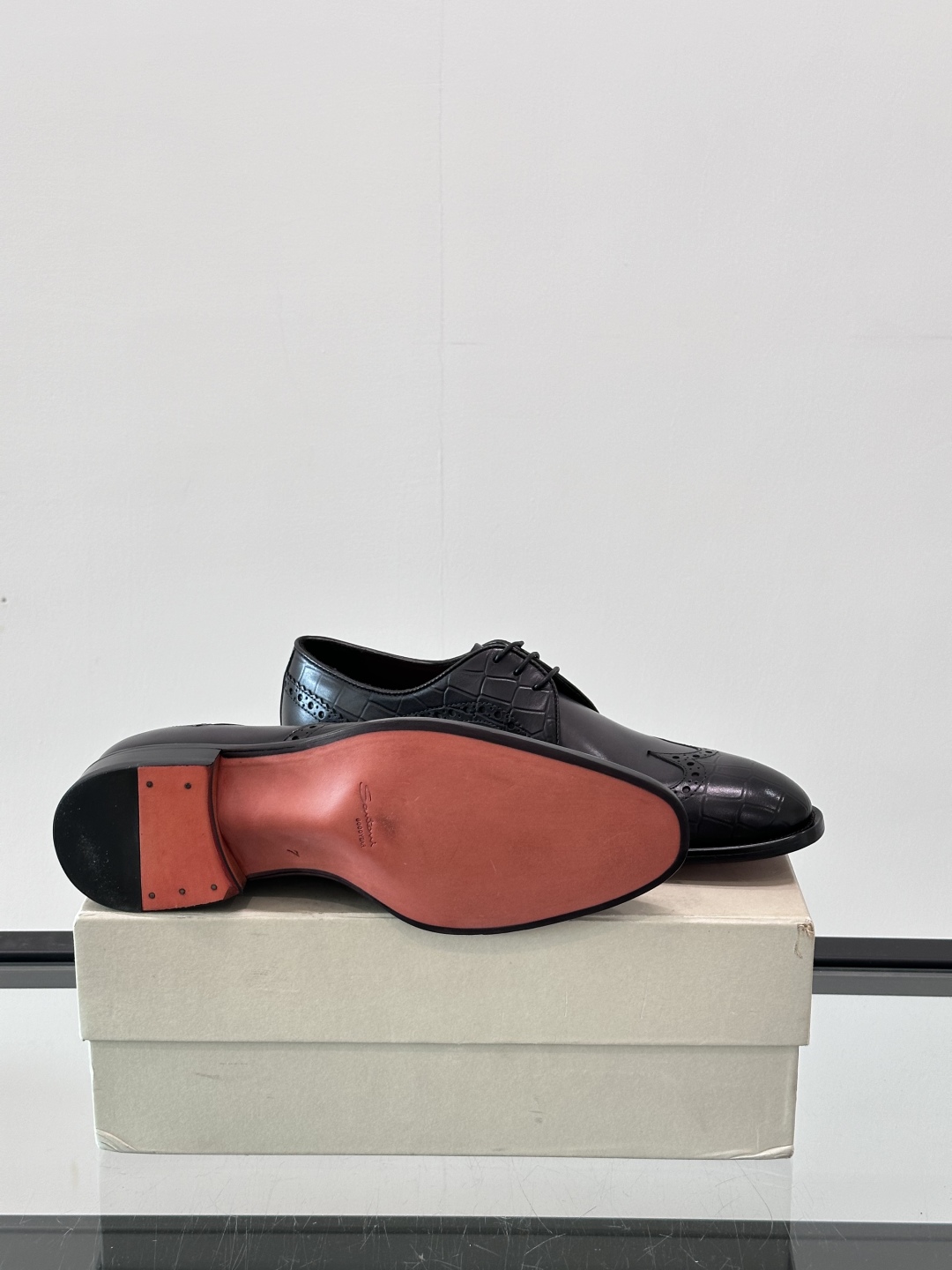 Santoni/圣东尼 意大利男士手工小牛皮真皮大底正装皮鞋，这个意大利纯手工鞋履品牌的每一双鞋设计简洁