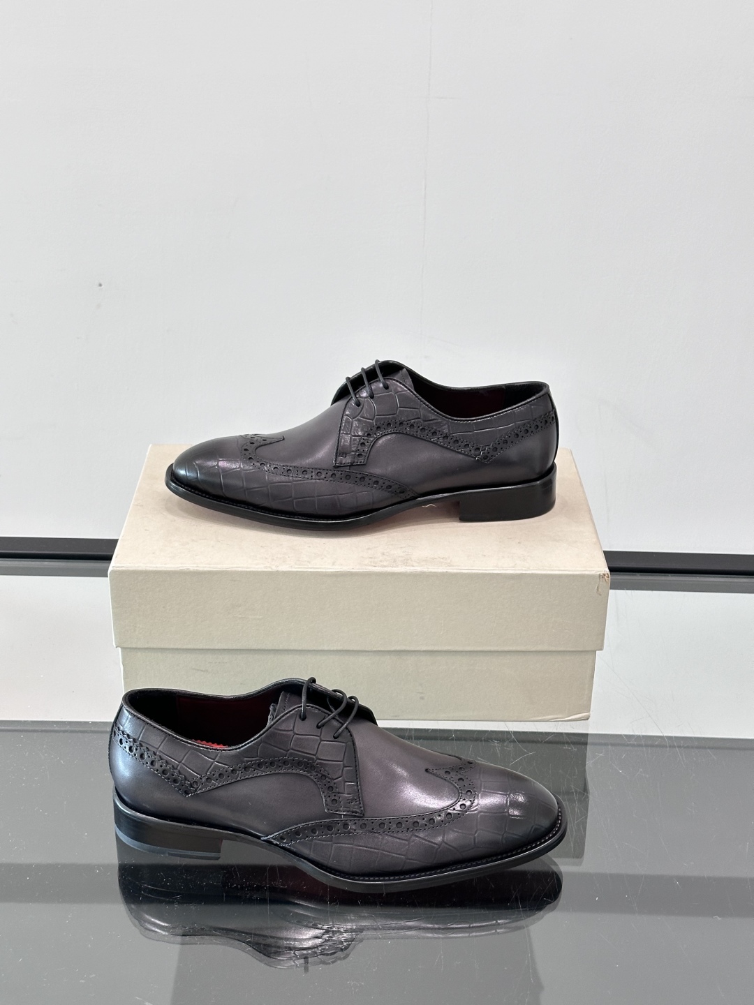 Santoni/圣东尼 意大利男士手工小牛皮真皮大底正装皮鞋，这个意大利纯手工鞋履品牌的每一双鞋设计简洁
