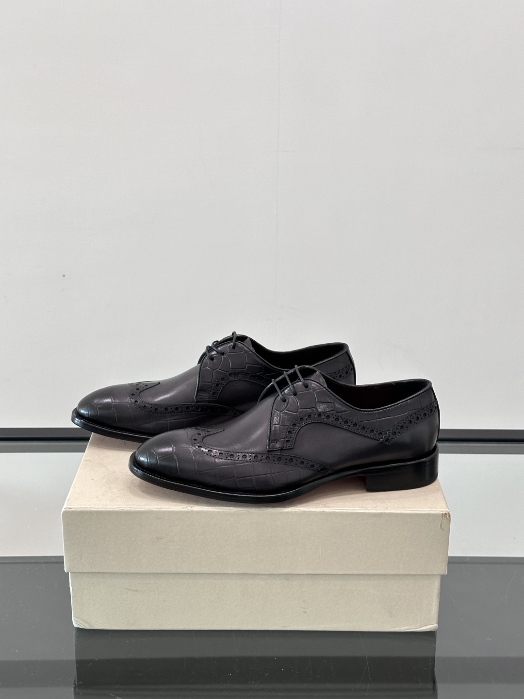 Santoni/圣东尼 意大利男士手工小牛皮真皮大底正装皮鞋，这个意大利纯手工鞋履品牌的每一双鞋设计简洁