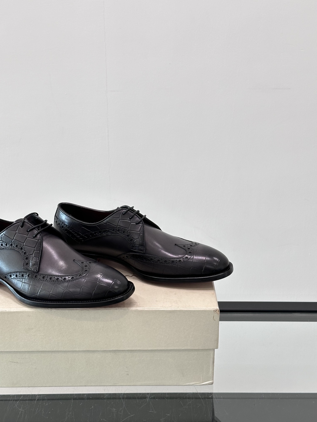 Santoni/圣东尼 意大利男士手工小牛皮真皮大底正装皮鞋，这个意大利纯手工鞋履品牌的每一双鞋设计简洁