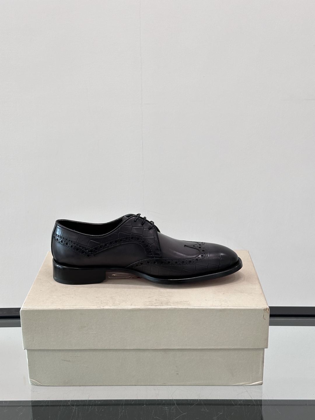 Santoni/圣东尼 意大利男士手工小牛皮真皮大底正装皮鞋，这个意大利纯手工鞋履品牌的每一双鞋设计简洁