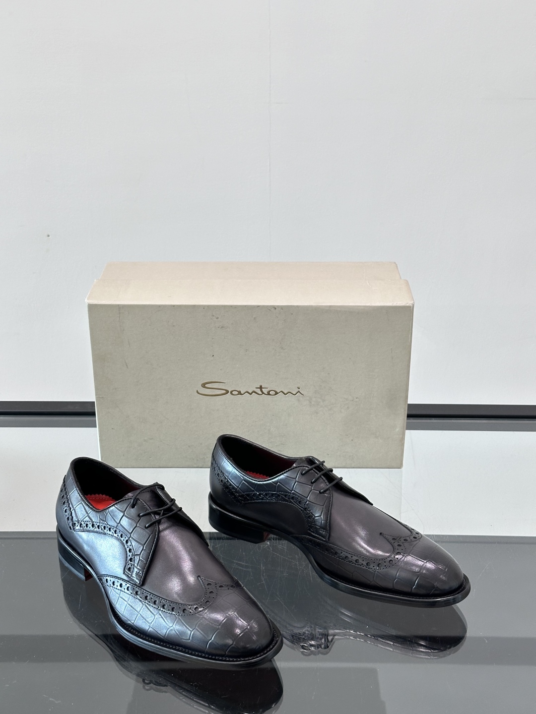 Santoni/圣东尼 意大利男士手工小牛皮真皮大底正装皮鞋，这个意大利纯手工鞋履品牌的每一双鞋设计简洁