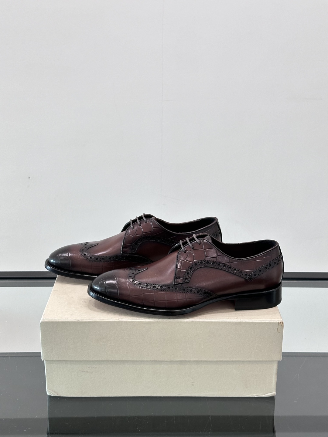Santoni/圣东尼 意大利男士手工小牛皮真皮大底正装皮鞋，这个意大利纯手工鞋履品牌的每一双鞋设计简洁