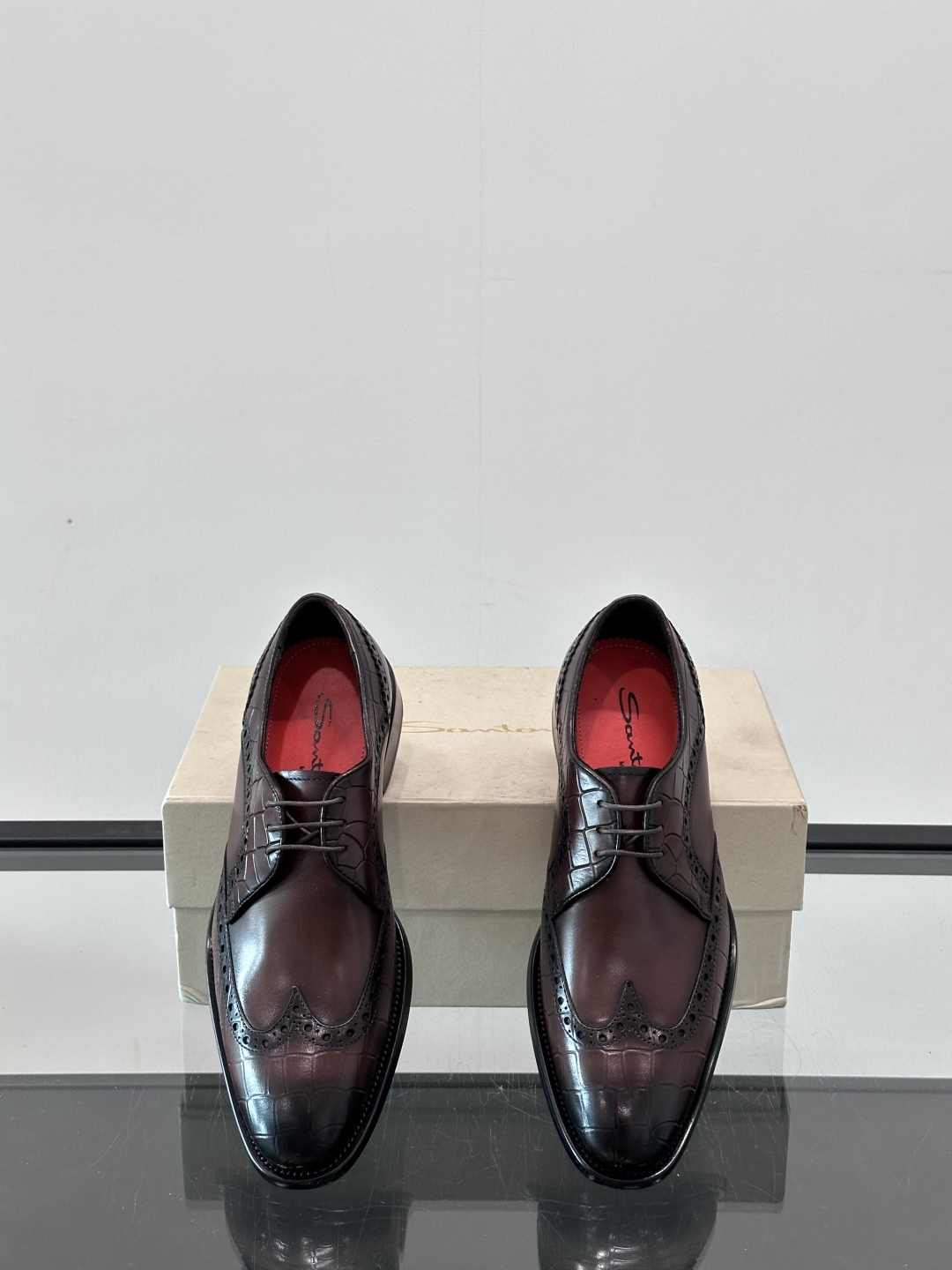 Santoni/圣东尼 意大利男士手工小牛皮真皮大底正装皮鞋，这个意大利纯手工鞋履品牌的每一双鞋设计简洁