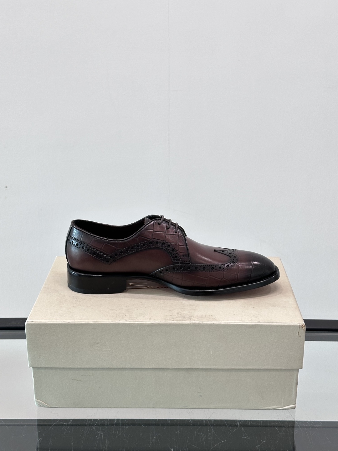 Santoni/圣东尼 意大利男士手工小牛皮真皮大底正装皮鞋，这个意大利纯手工鞋履品牌的每一双鞋设计简洁