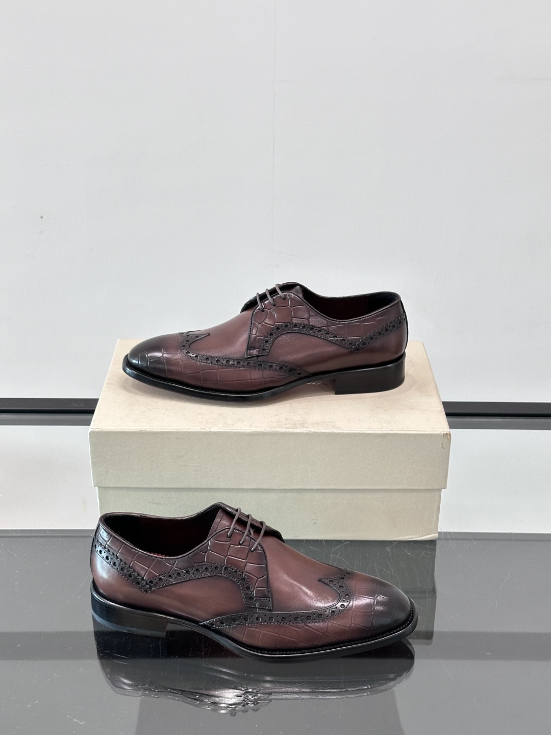Santoni/圣东尼 意大利男士手工小牛皮真皮大底正装皮鞋，这个意大利纯手工鞋履品牌的每一双鞋设计简洁