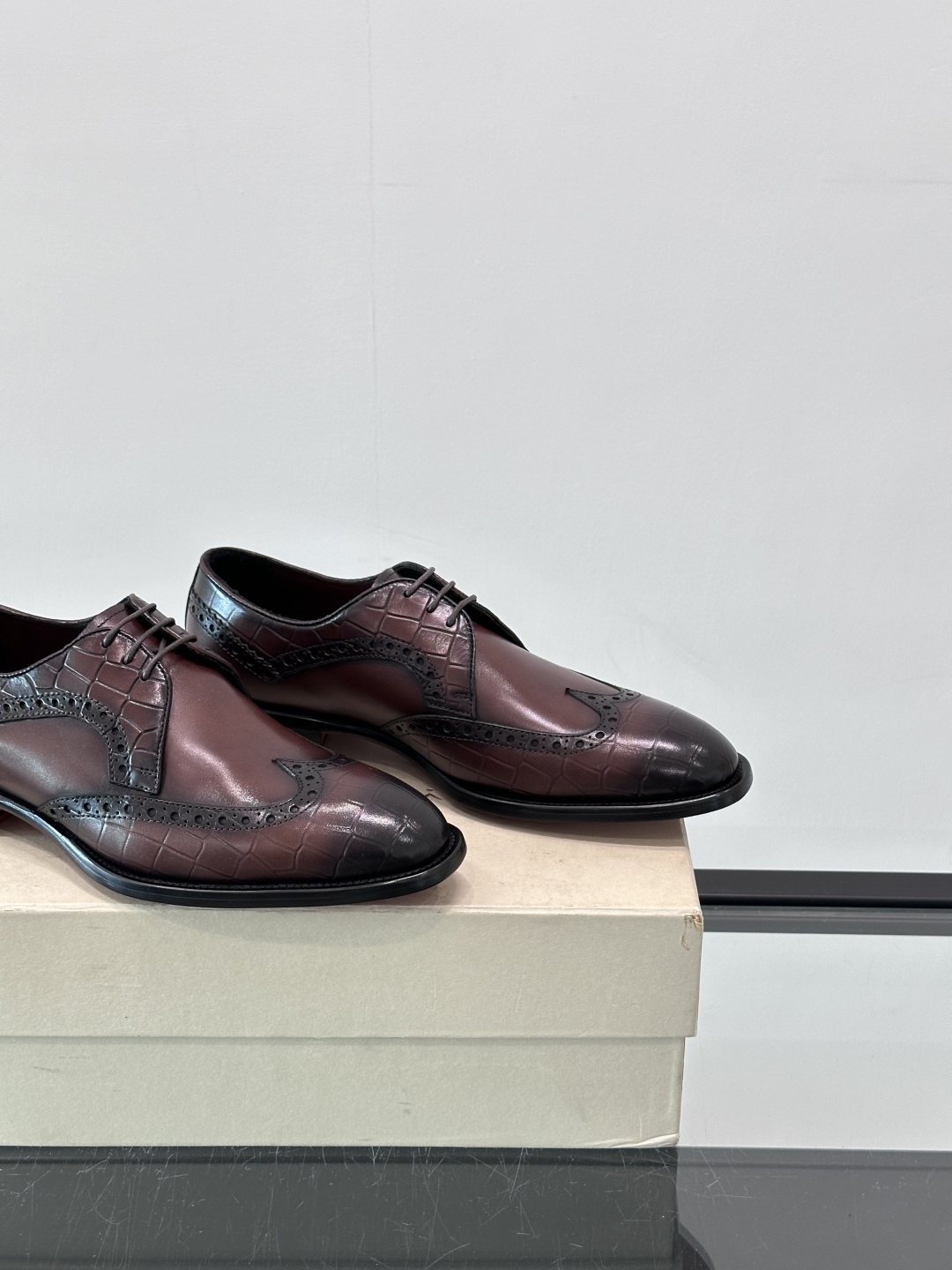 Santoni/圣东尼 意大利男士手工小牛皮真皮大底正装皮鞋，这个意大利纯手工鞋履品牌的每一双鞋设计简洁