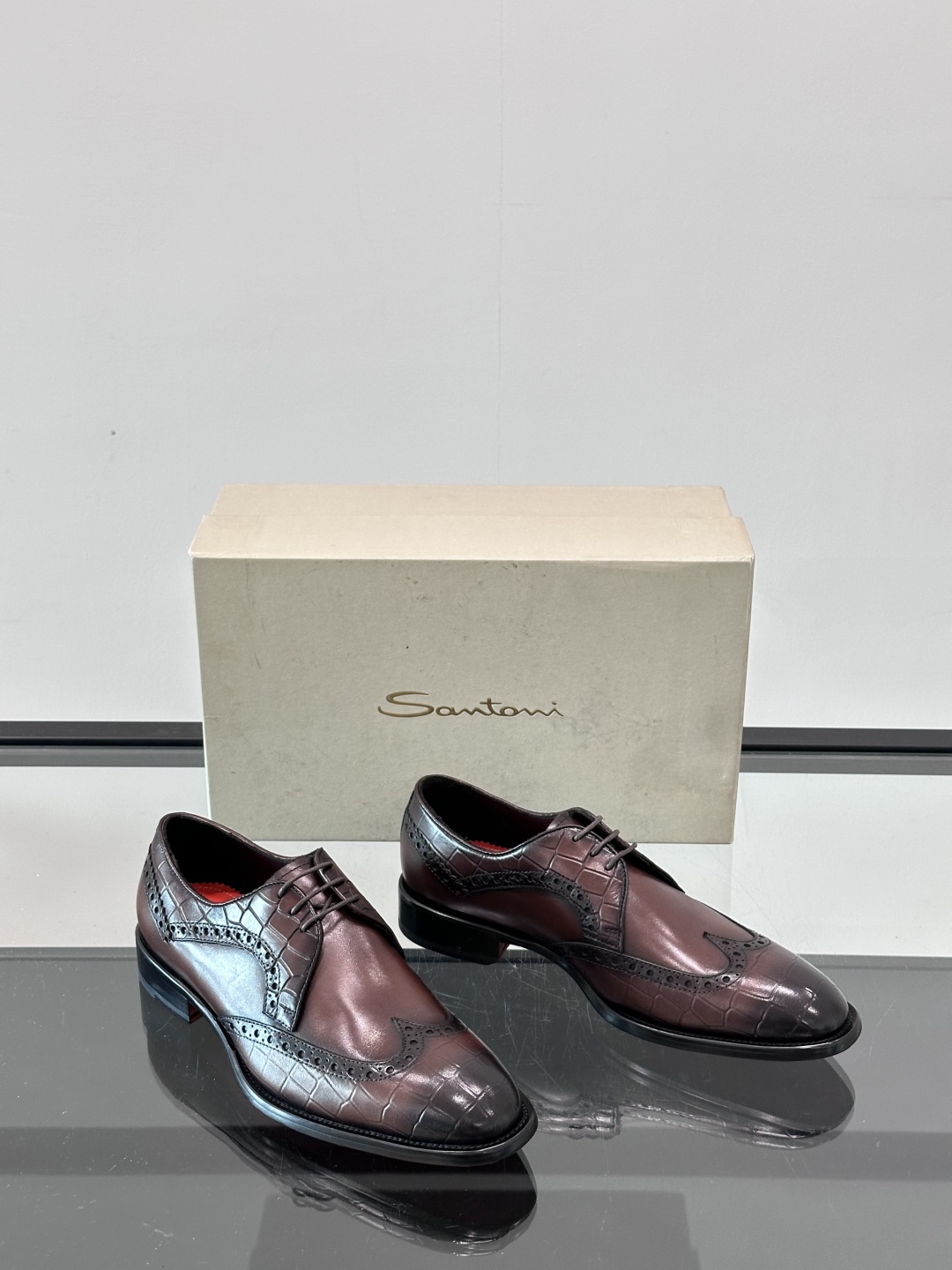 Santoni/圣东尼 意大利男士手工小牛皮真皮大底正装皮鞋，这个意大利纯手工鞋履品牌的每一双鞋设计简洁
