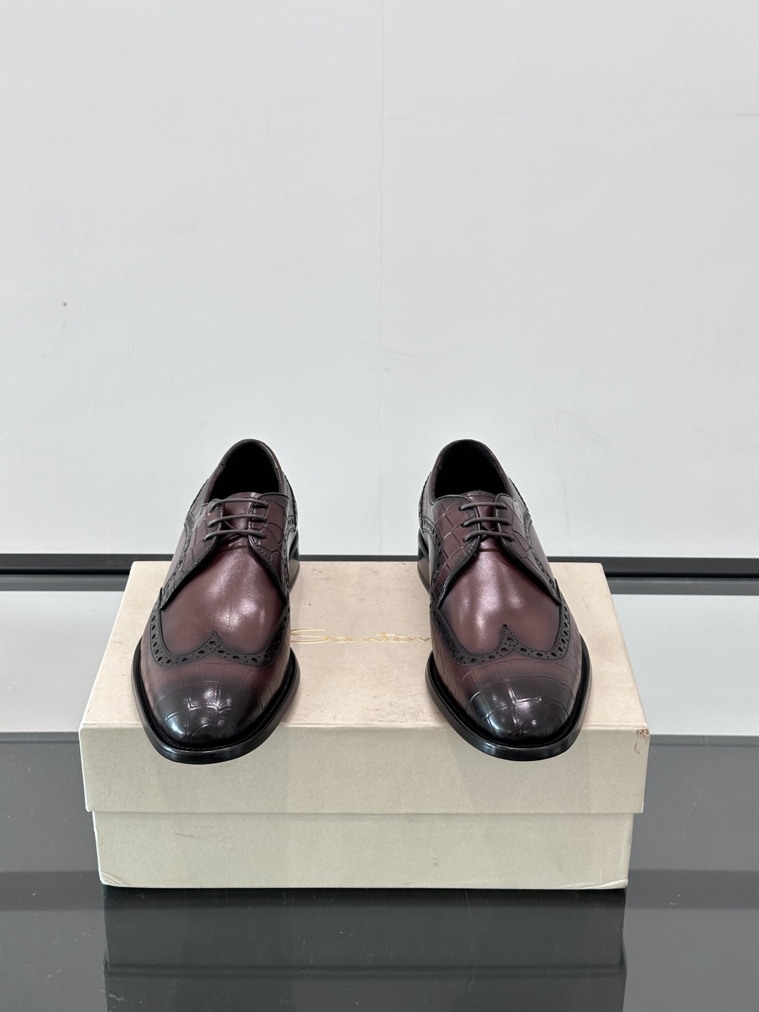 Santoni/圣东尼 意大利男士手工小牛皮真皮大底正装皮鞋，这个意大利纯手工鞋履品牌的每一双鞋设计简洁