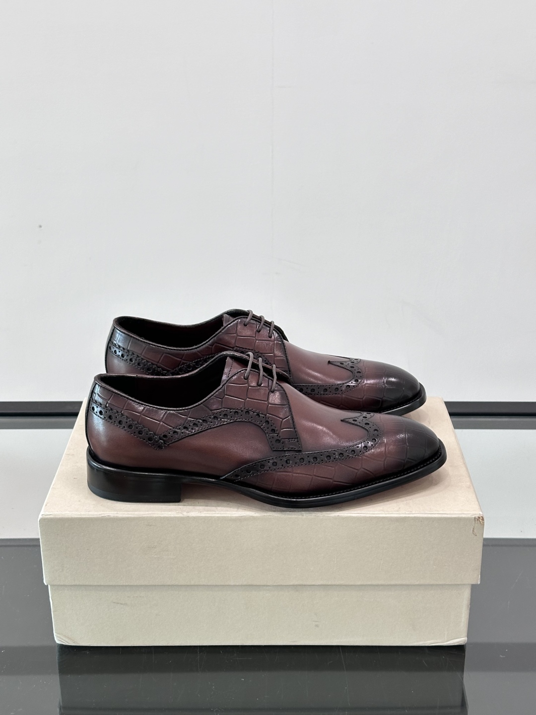 Santoni/圣东尼 意大利男士手工小牛皮真皮大底正装皮鞋，这个意大利纯手工鞋履品牌的每一双鞋设计简洁