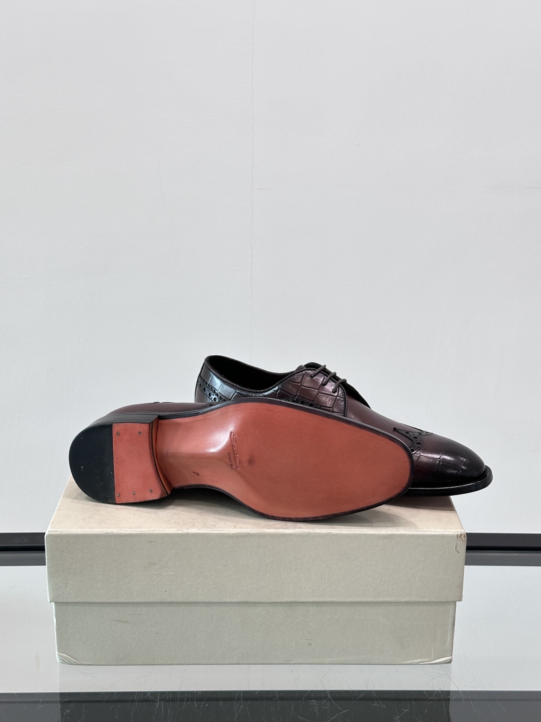 Santoni/圣东尼 意大利男士手工小牛皮真皮大底正装皮鞋，这个意大利纯手工鞋履品牌的每一双鞋设计简洁
