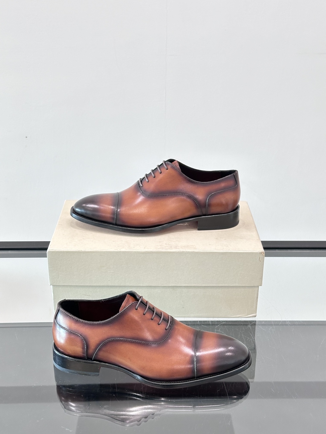 Santoni/圣东尼 意大利男士手工小牛皮真皮大底正装皮鞋，这个意大利纯手工鞋履品牌的每一双鞋设计简洁