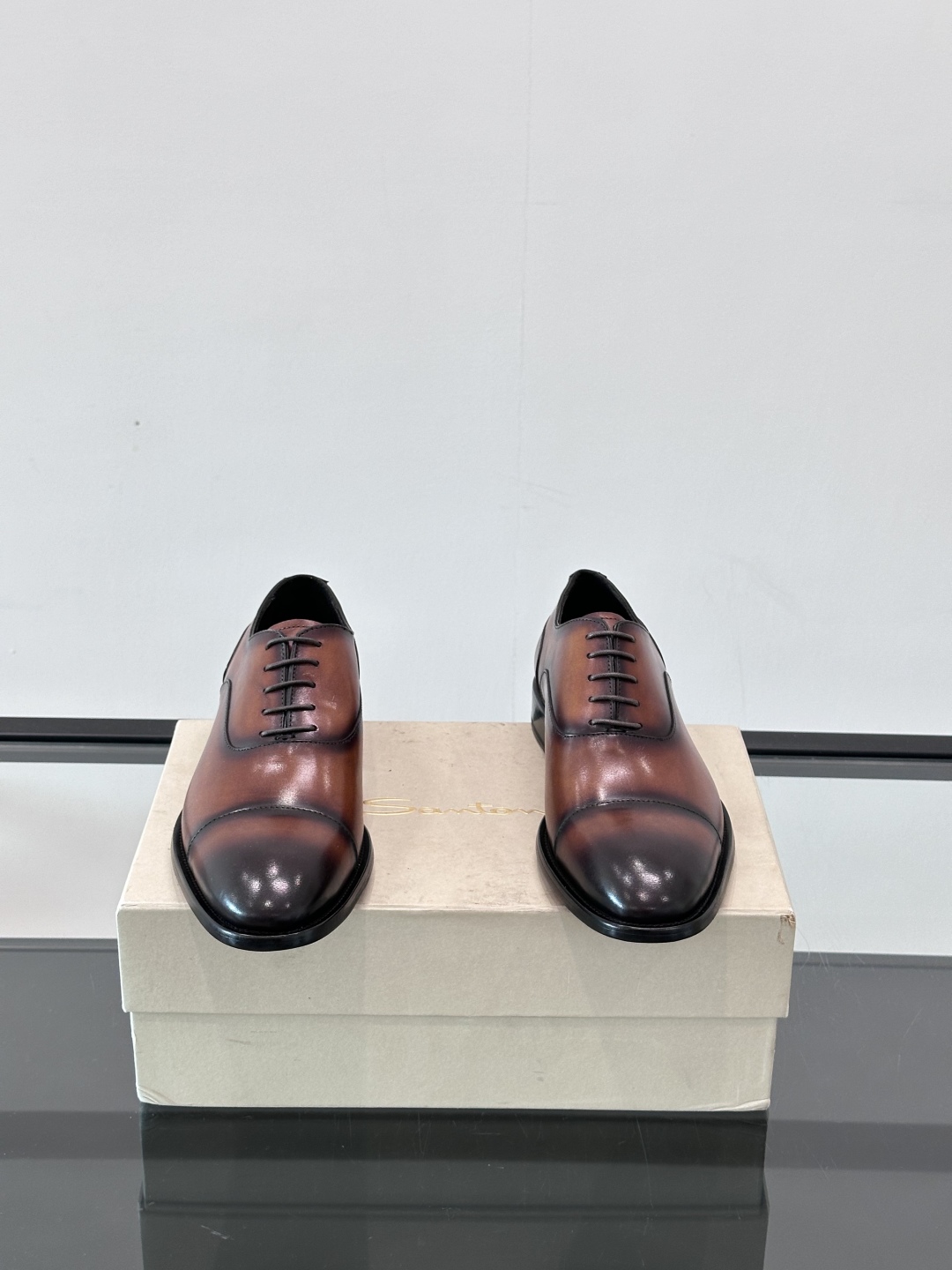 Santoni/圣东尼 意大利男士手工小牛皮真皮大底正装皮鞋，这个意大利纯手工鞋履品牌的每一双鞋设计简洁
