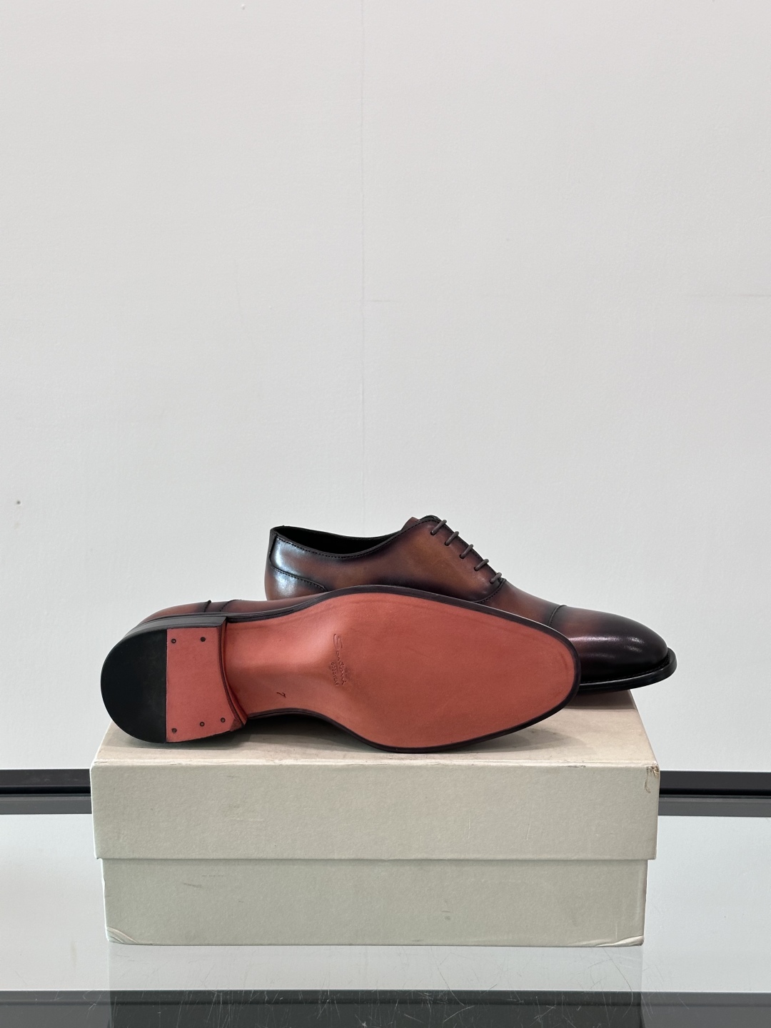Santoni/圣东尼 意大利男士手工小牛皮真皮大底正装皮鞋，这个意大利纯手工鞋履品牌的每一双鞋设计简洁
