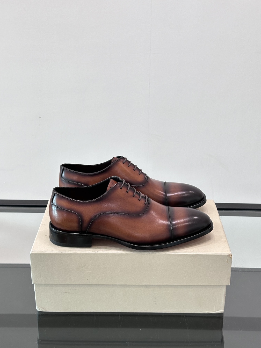 Santoni/圣东尼 意大利男士手工小牛皮真皮大底正装皮鞋，这个意大利纯手工鞋履品牌的每一双鞋设计简洁