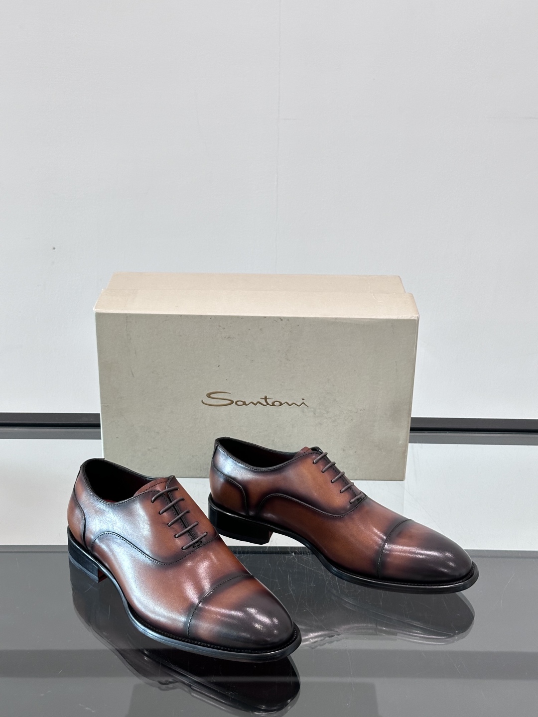 Santoni/圣东尼 意大利男士手工小牛皮真皮大底正装皮鞋，这个意大利纯手工鞋履品牌的每一双鞋设计简洁