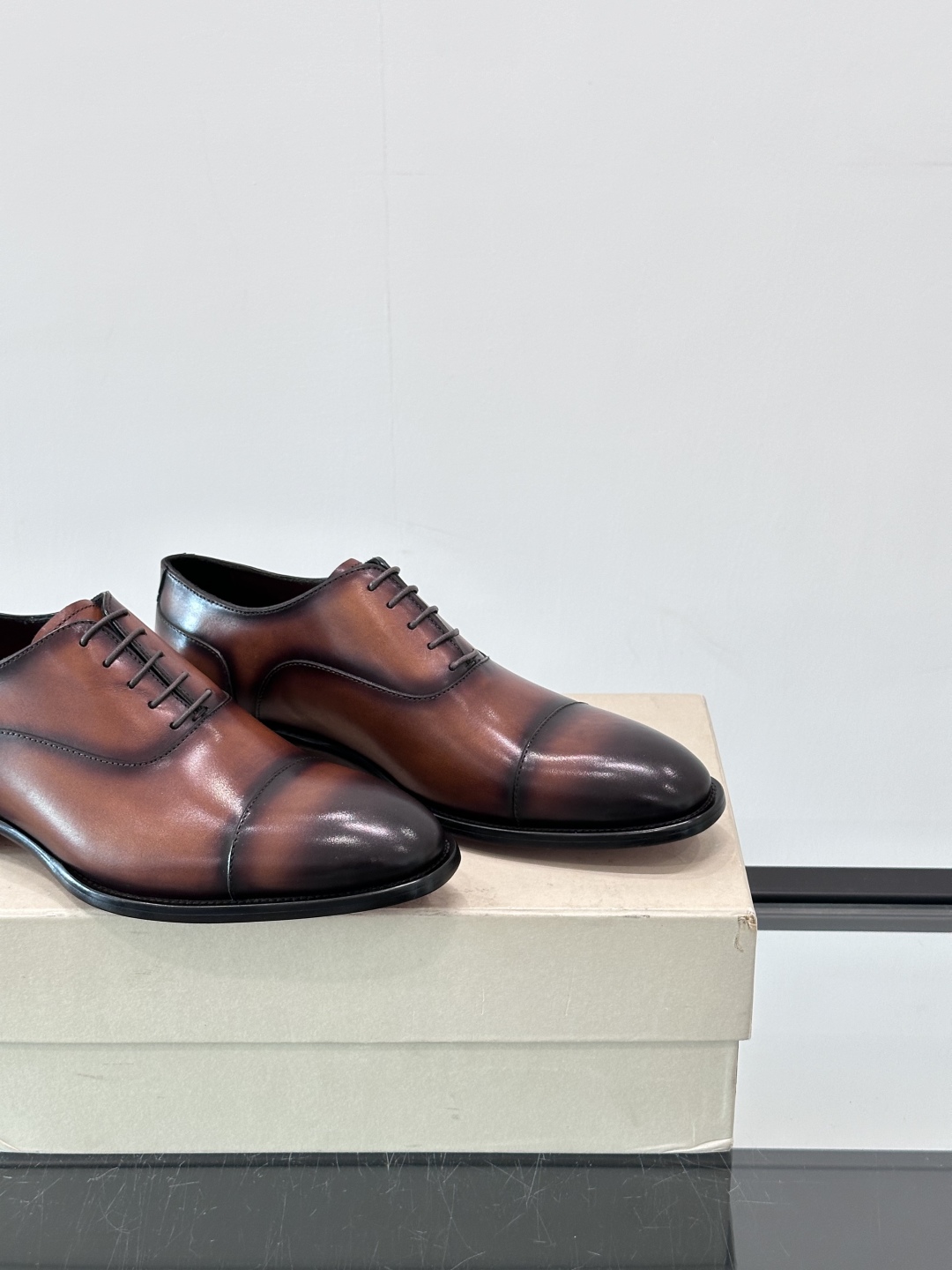 Santoni/圣东尼 意大利男士手工小牛皮真皮大底正装皮鞋，这个意大利纯手工鞋履品牌的每一双鞋设计简洁