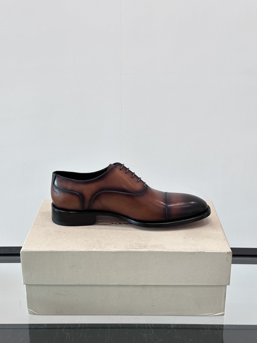 Santoni/圣东尼 意大利男士手工小牛皮真皮大底正装皮鞋，这个意大利纯手工鞋履品牌的每一双鞋设计简洁