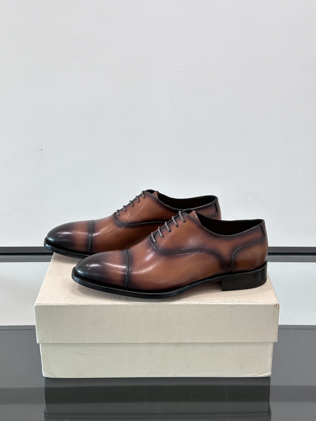 Santoni/圣东尼 意大利男士手工小牛皮真皮大底正装皮鞋，这个意大利纯手工鞋履品牌的每一双鞋设计简洁