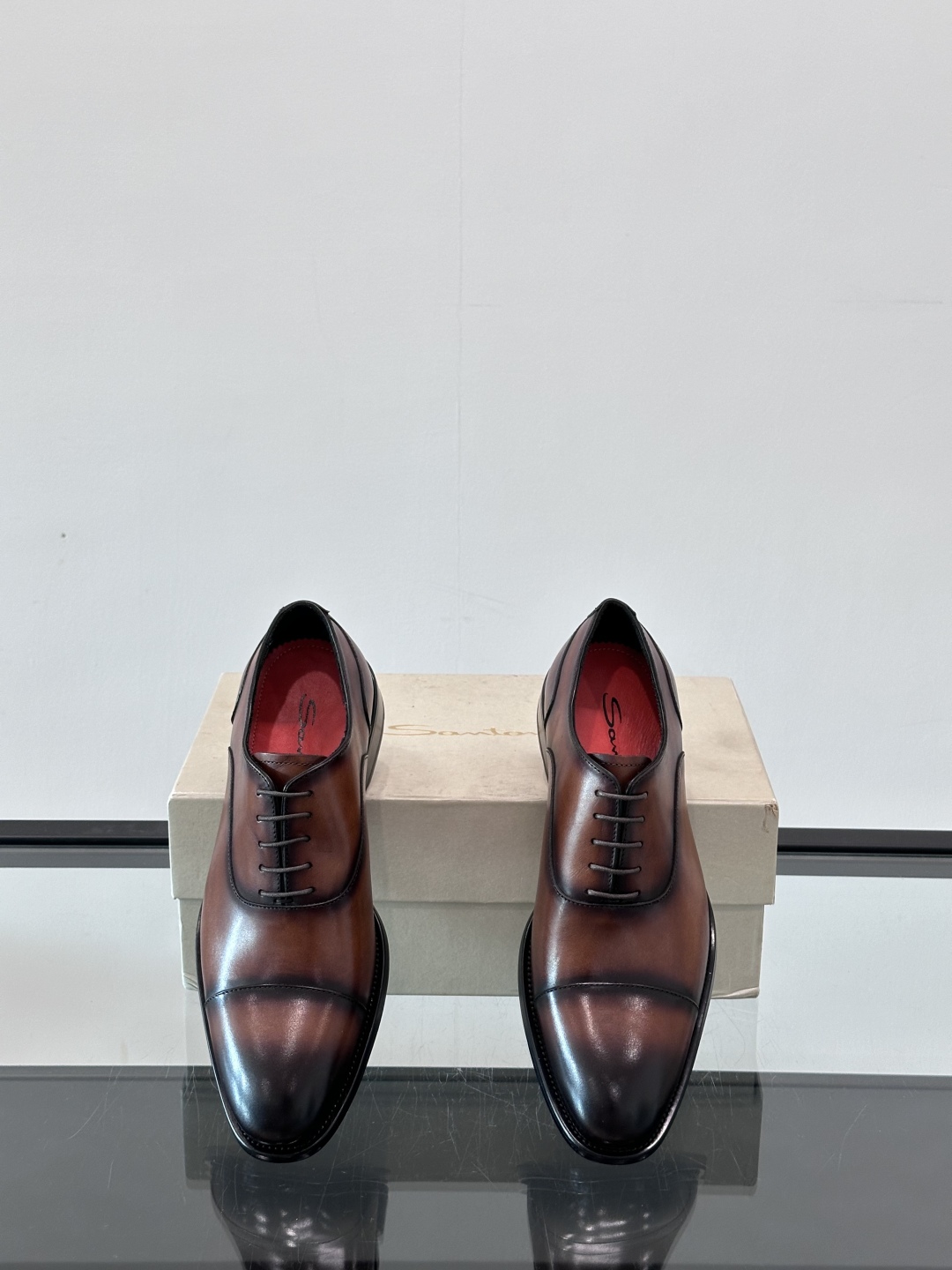 Santoni/圣东尼 意大利男士手工小牛皮真皮大底正装皮鞋，这个意大利纯手工鞋履品牌的每一双鞋设计简洁