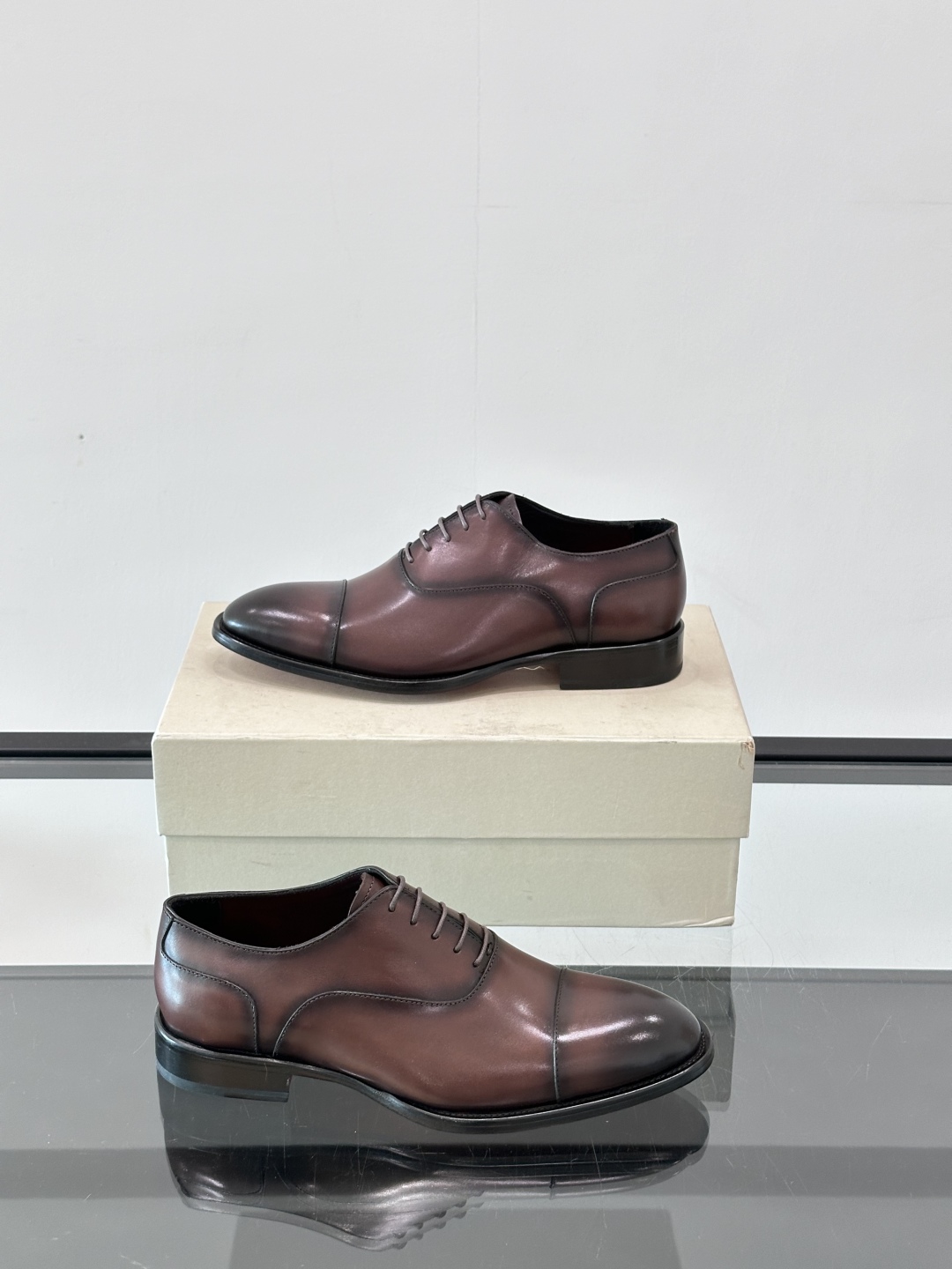 Santoni/圣东尼 意大利男士手工小牛皮真皮大底正装皮鞋，这个意大利纯手工鞋履品牌的每一双鞋设计简洁