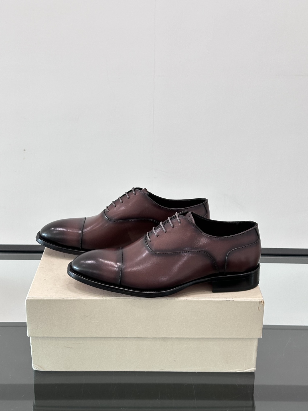 Santoni/圣东尼 意大利男士手工小牛皮真皮大底正装皮鞋，这个意大利纯手工鞋履品牌的每一双鞋设计简洁