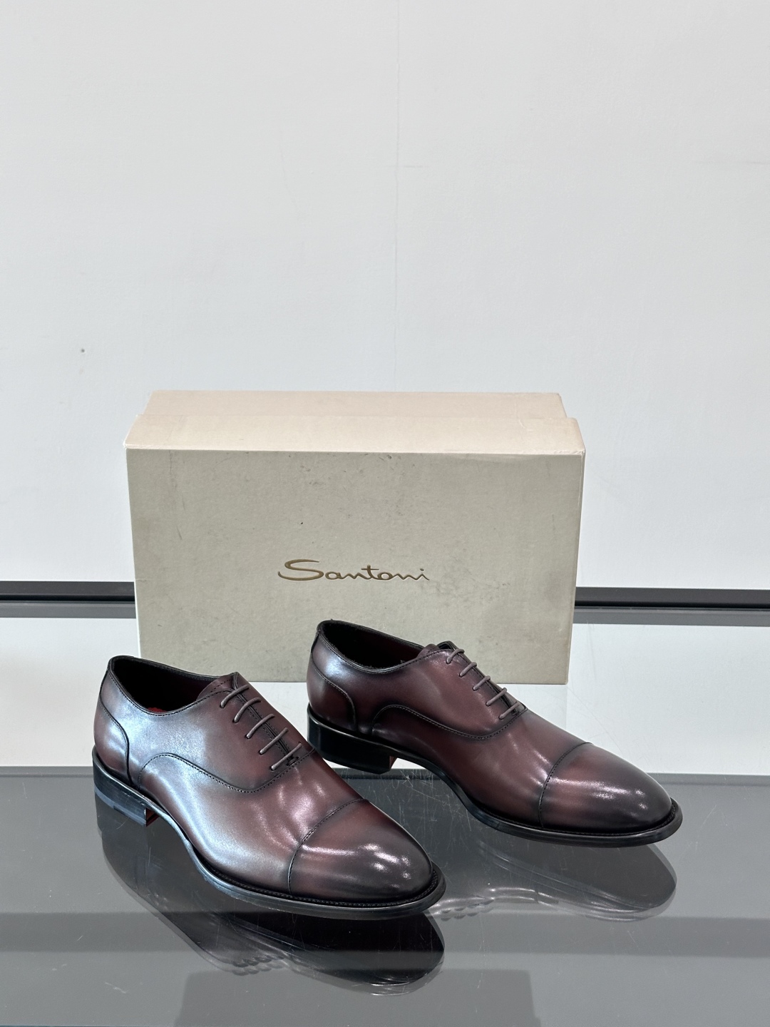 Santoni/圣东尼 意大利男士手工小牛皮真皮大底正装皮鞋，这个意大利纯手工鞋履品牌的每一双鞋设计简洁
