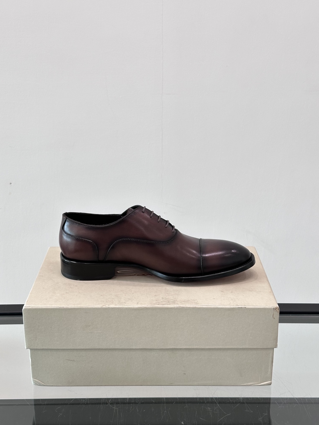 Santoni/圣东尼 意大利男士手工小牛皮真皮大底正装皮鞋，这个意大利纯手工鞋履品牌的每一双鞋设计简洁