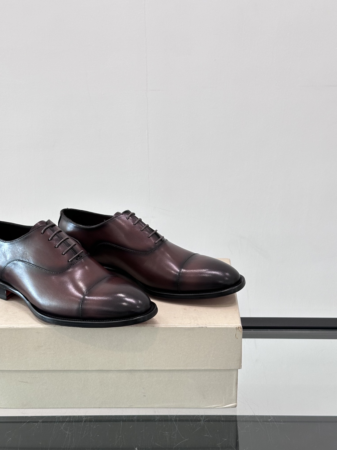 Santoni/圣东尼 意大利男士手工小牛皮真皮大底正装皮鞋，这个意大利纯手工鞋履品牌的每一双鞋设计简洁