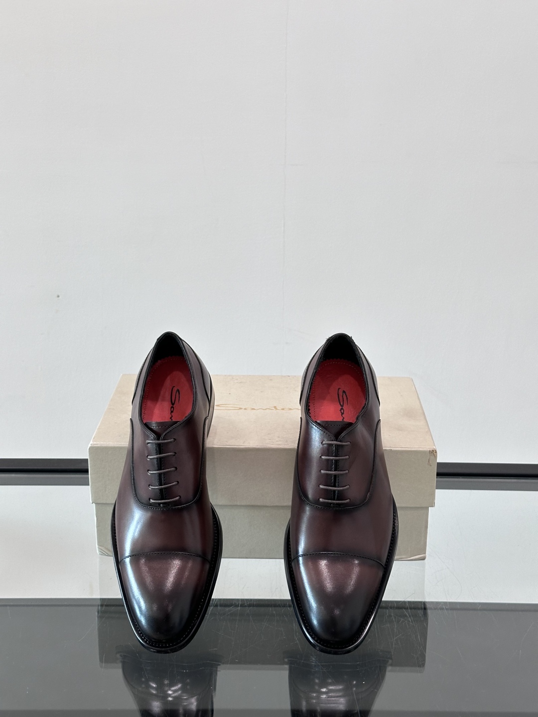 Santoni/圣东尼 意大利男士手工小牛皮真皮大底正装皮鞋，这个意大利纯手工鞋履品牌的每一双鞋设计简洁