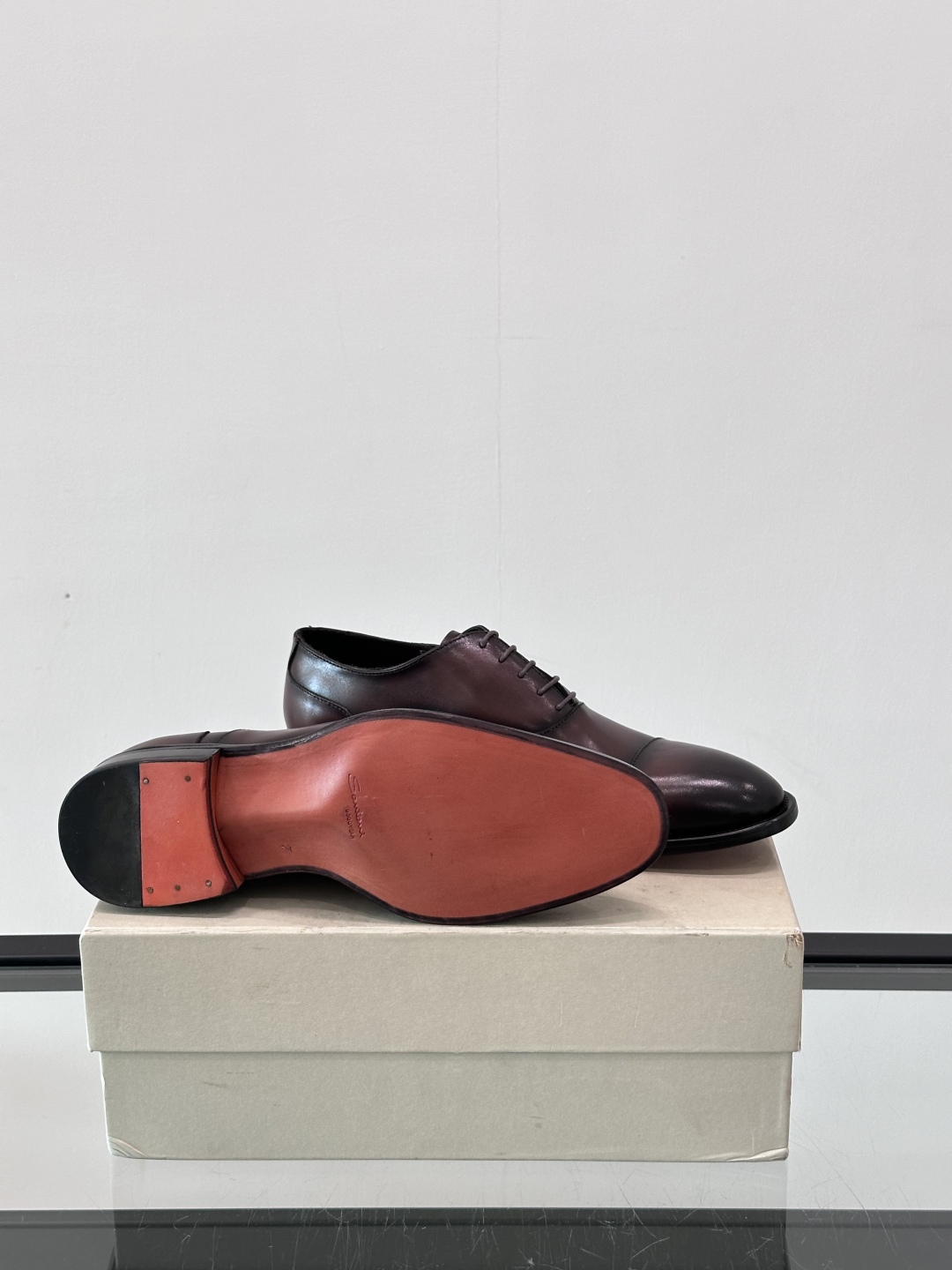 Santoni/圣东尼 意大利男士手工小牛皮真皮大底正装皮鞋，这个意大利纯手工鞋履品牌的每一双鞋设计简洁