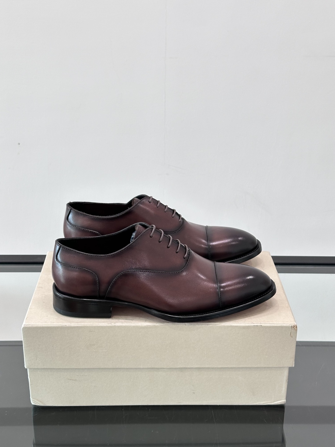 Santoni/圣东尼 意大利男士手工小牛皮真皮大底正装皮鞋，这个意大利纯手工鞋履品牌的每一双鞋设计简洁