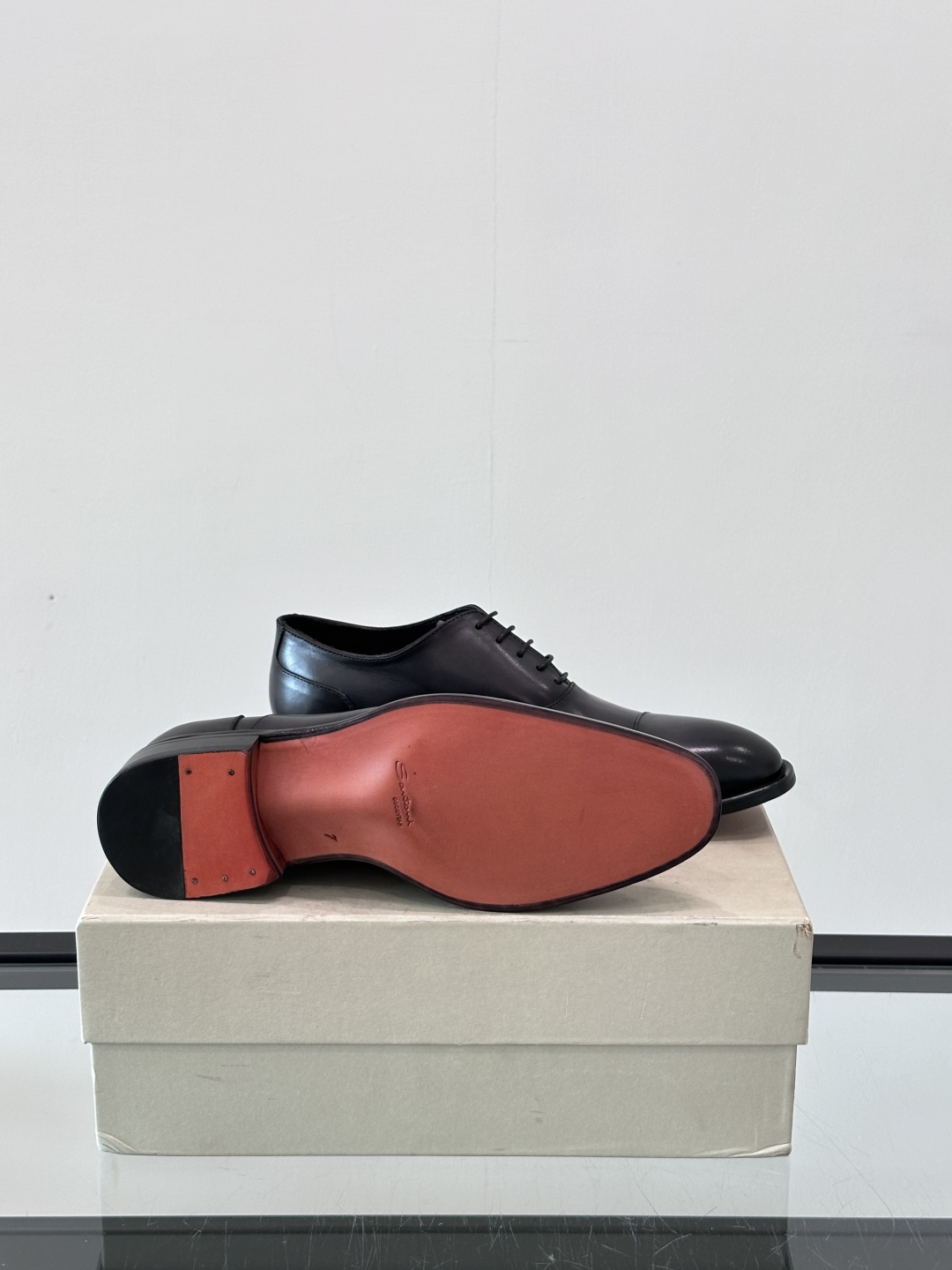 Santoni/圣东尼 意大利男士手工小牛皮真皮大底正装皮鞋，这个意大利纯手工鞋履品牌的每一双鞋设计简洁
