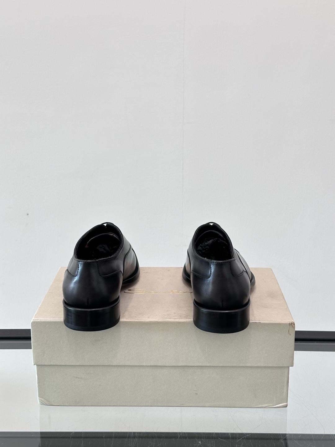 Santoni/圣东尼 意大利男士手工小牛皮真皮大底正装皮鞋，这个意大利纯手工鞋履品牌的每一双鞋设计简洁