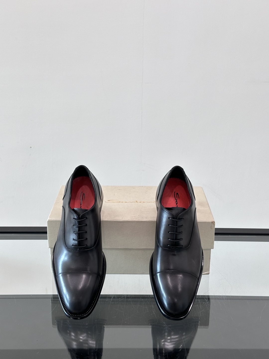 Santoni/圣东尼 意大利男士手工小牛皮真皮大底正装皮鞋，这个意大利纯手工鞋履品牌的每一双鞋设计简洁