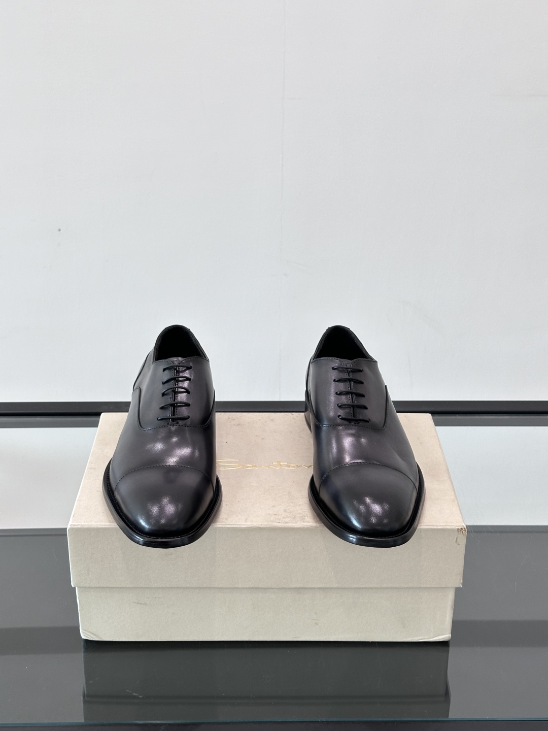 Santoni/圣东尼 意大利男士手工小牛皮真皮大底正装皮鞋，这个意大利纯手工鞋履品牌的每一双鞋设计简洁