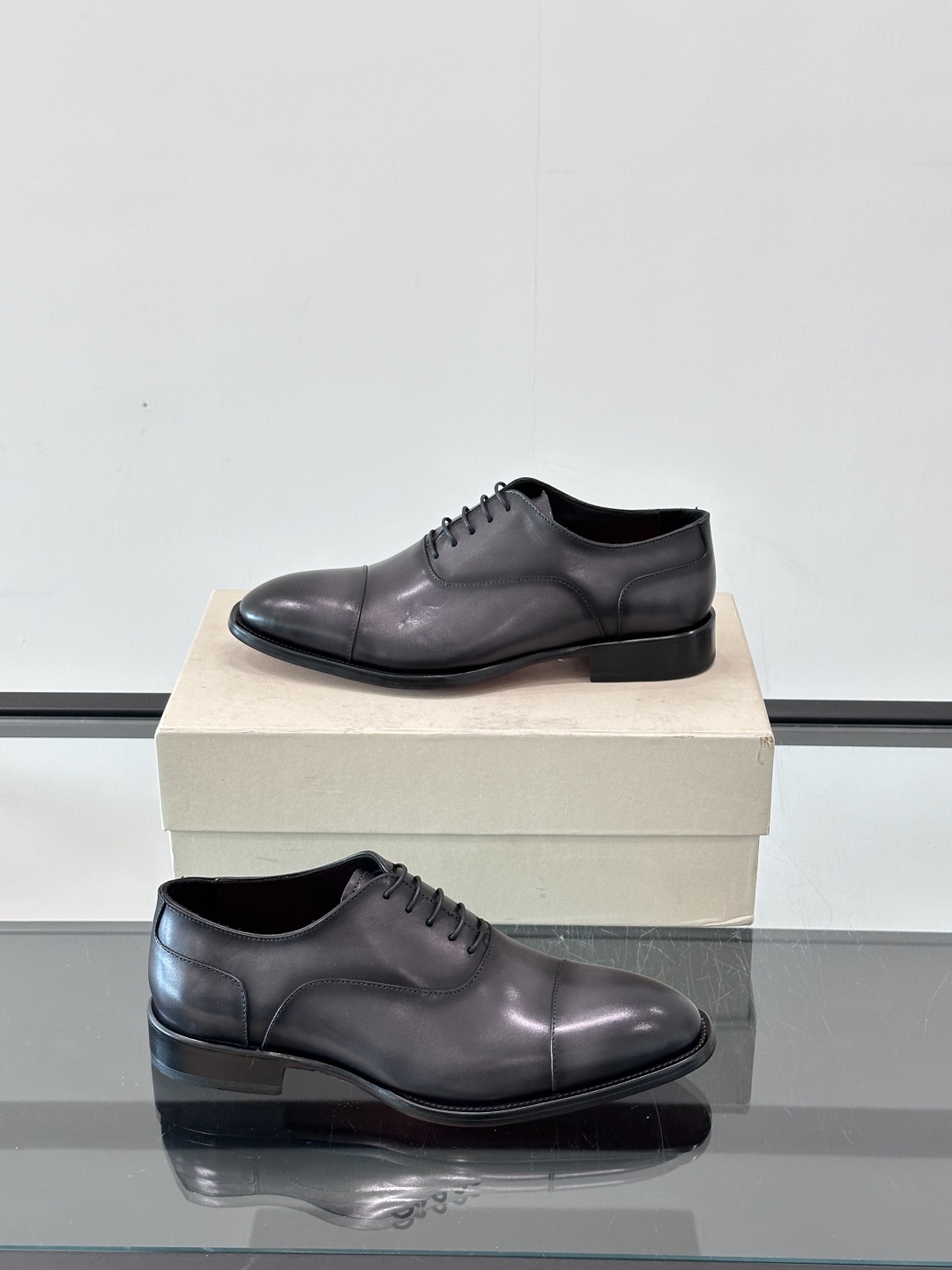 Santoni/圣东尼 意大利男士手工小牛皮真皮大底正装皮鞋，这个意大利纯手工鞋履品牌的每一双鞋设计简洁