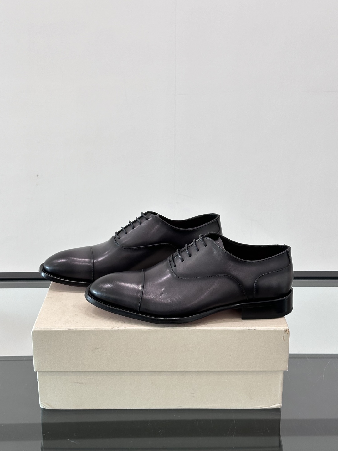Santoni/圣东尼 意大利男士手工小牛皮真皮大底正装皮鞋，这个意大利纯手工鞋履品牌的每一双鞋设计简洁