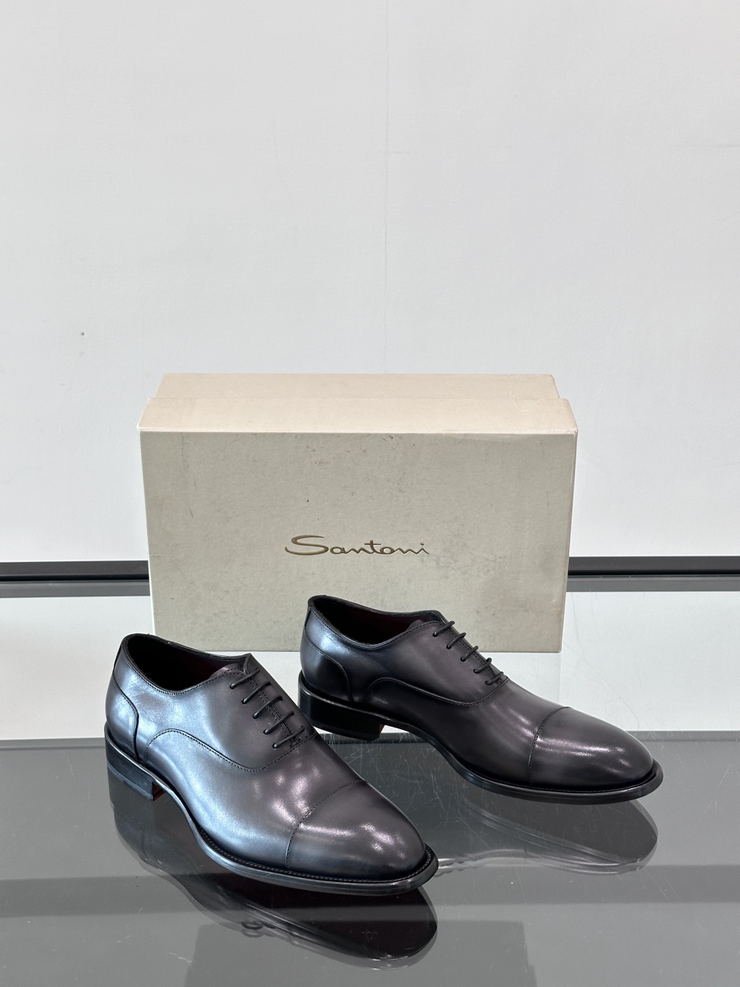 Santoni/圣东尼 意大利男士手工小牛皮真皮大底正装皮鞋，这个意大利纯手工鞋履品牌的每一双鞋设计简洁