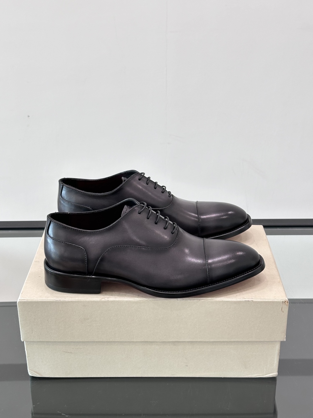 Santoni/圣东尼 意大利男士手工小牛皮真皮大底正装皮鞋，这个意大利纯手工鞋履品牌的每一双鞋设计简洁