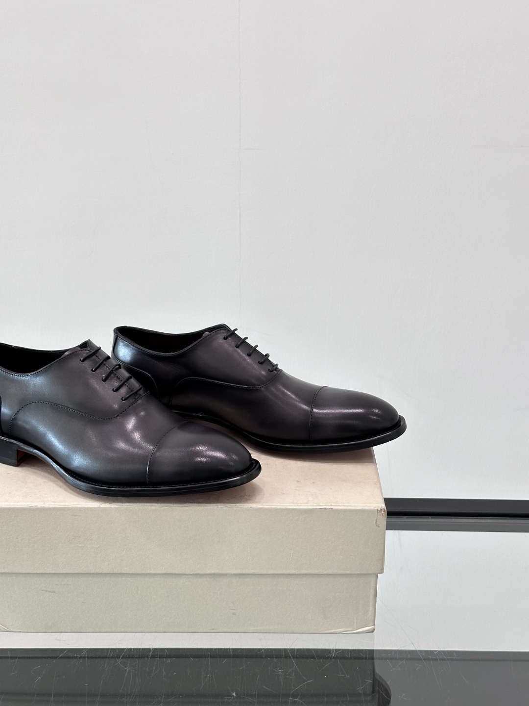 Santoni/圣东尼 意大利男士手工小牛皮真皮大底正装皮鞋，这个意大利纯手工鞋履品牌的每一双鞋设计简洁