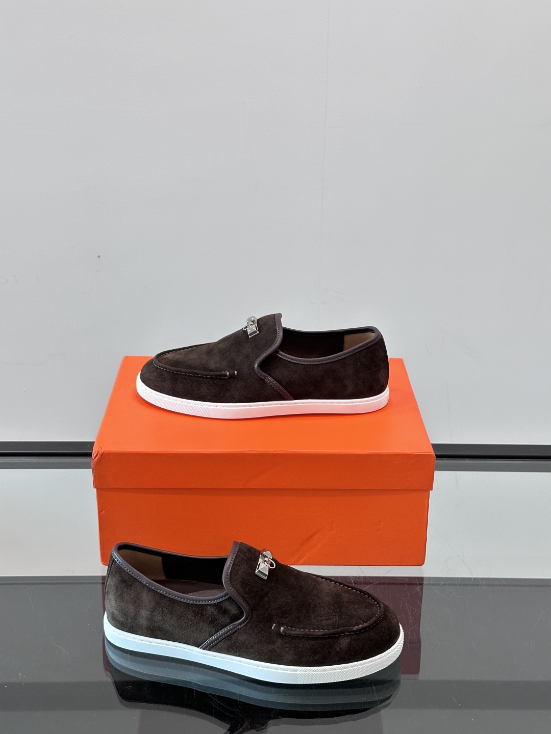 H家爱马仕男士乐福鞋 👞！麂皮山羊皮乐福鞋，搭配橡胶鞋底，经典“H”型鞋面。
款式穿着感受舒适，打造休闲