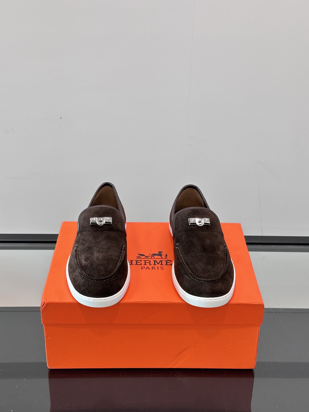 H家爱马仕男士乐福鞋 👞！麂皮山羊皮乐福鞋，搭配橡胶鞋底，经典“H”型鞋面。
款式穿着感受舒适，打造休闲
