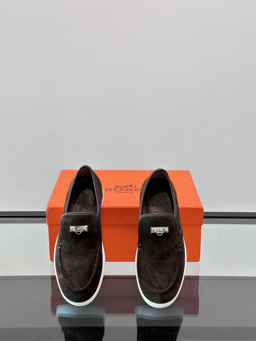 H家爱马仕男士乐福鞋 👞！麂皮山羊皮乐福鞋，搭配橡胶鞋底，经典“H”型鞋面。
款式穿着感受舒适，打造休闲