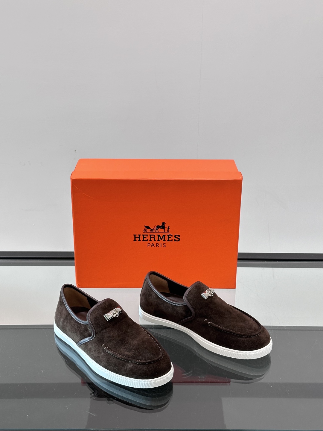H家爱马仕男士乐福鞋 👞！麂皮山羊皮乐福鞋，搭配橡胶鞋底，经典“H”型鞋面。
款式穿着感受舒适，打造休闲