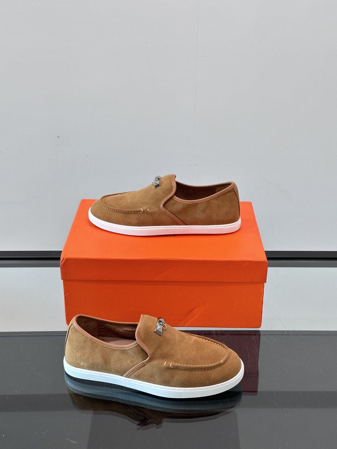H家爱马仕男士乐福鞋 👞！麂皮山羊皮乐福鞋，搭配橡胶鞋底，经典“H”型鞋面。
款式穿着感受舒适，打造休闲