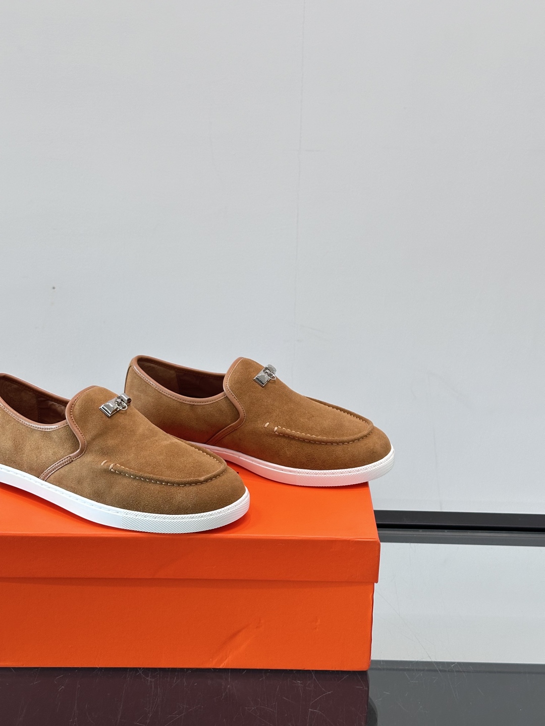 H家爱马仕男士乐福鞋 👞！麂皮山羊皮乐福鞋，搭配橡胶鞋底，经典“H”型鞋面。
款式穿着感受舒适，打造休闲