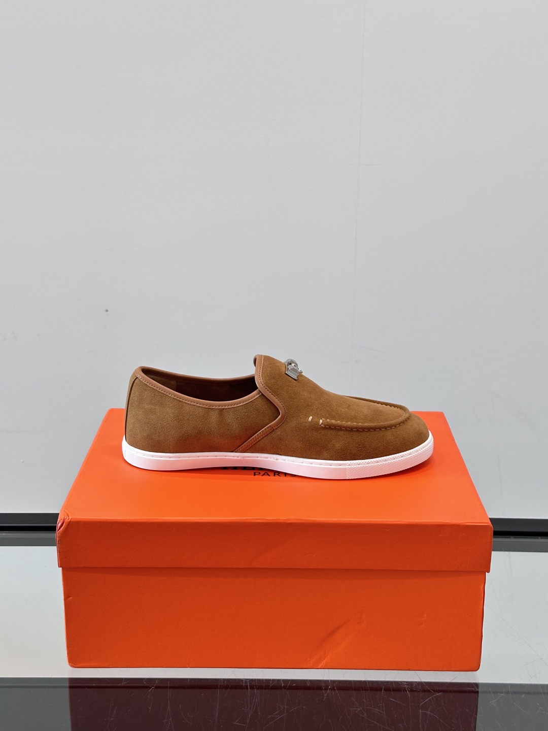 H家爱马仕男士乐福鞋 👞！麂皮山羊皮乐福鞋，搭配橡胶鞋底，经典“H”型鞋面。
款式穿着感受舒适，打造休闲