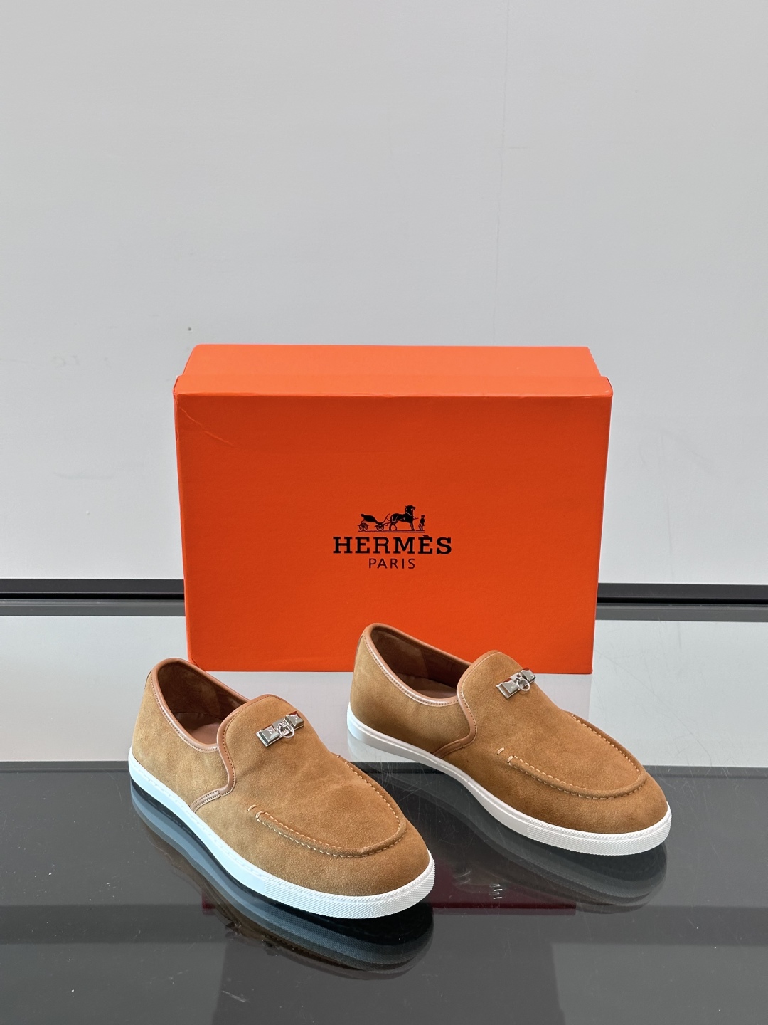 H家爱马仕男士乐福鞋 👞！麂皮山羊皮乐福鞋，搭配橡胶鞋底，经典“H”型鞋面。
款式穿着感受舒适，打造休闲