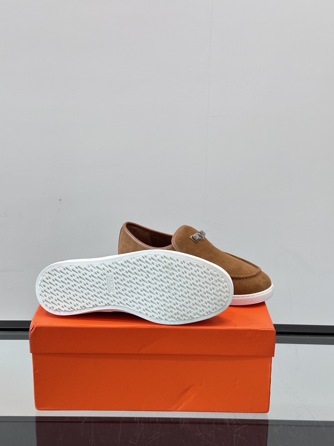 H家爱马仕男士乐福鞋 👞！麂皮山羊皮乐福鞋，搭配橡胶鞋底，经典“H”型鞋面。
款式穿着感受舒适，打造休闲
